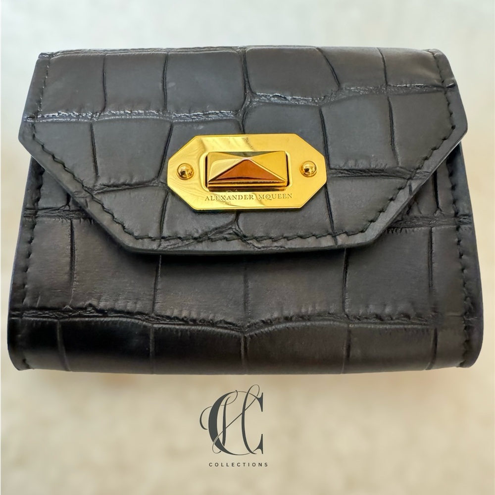 Alexander McQueen Women's
Black Embossed Crocodile
Leather Wallet Card
